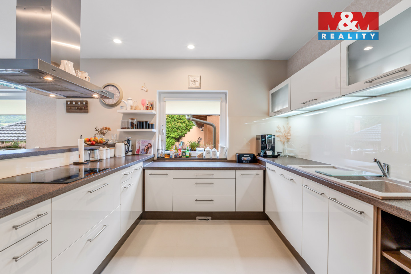 Kuchyně s obývacím pokojem v přízemí