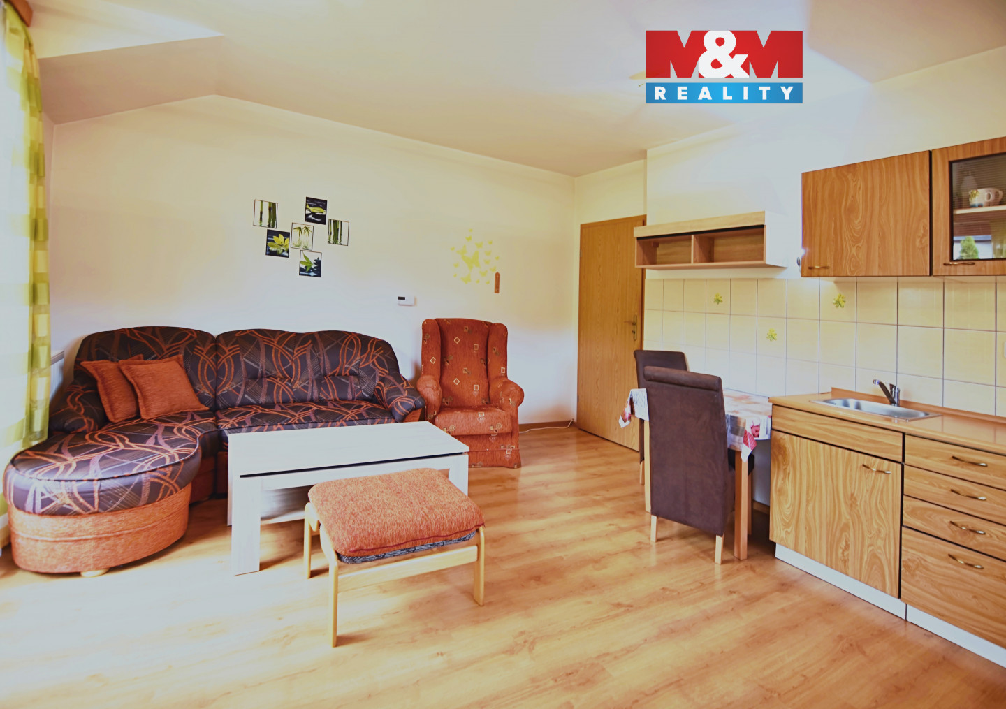 Obývací pokoj s kuchyní