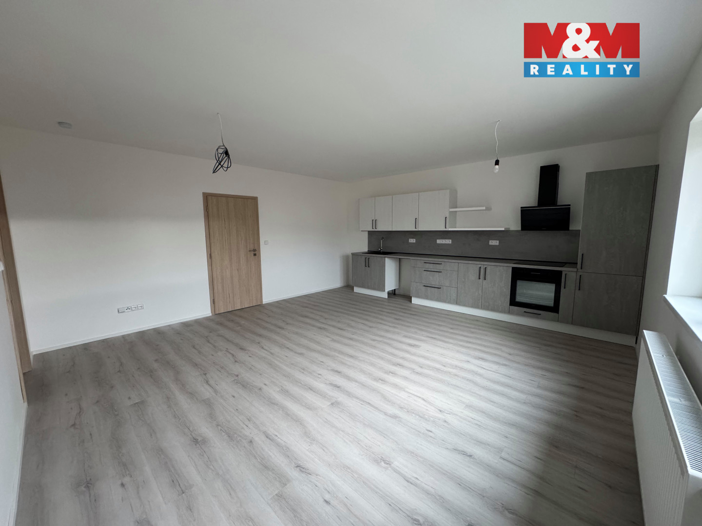 velký pokoj s kuchyňskou linkou