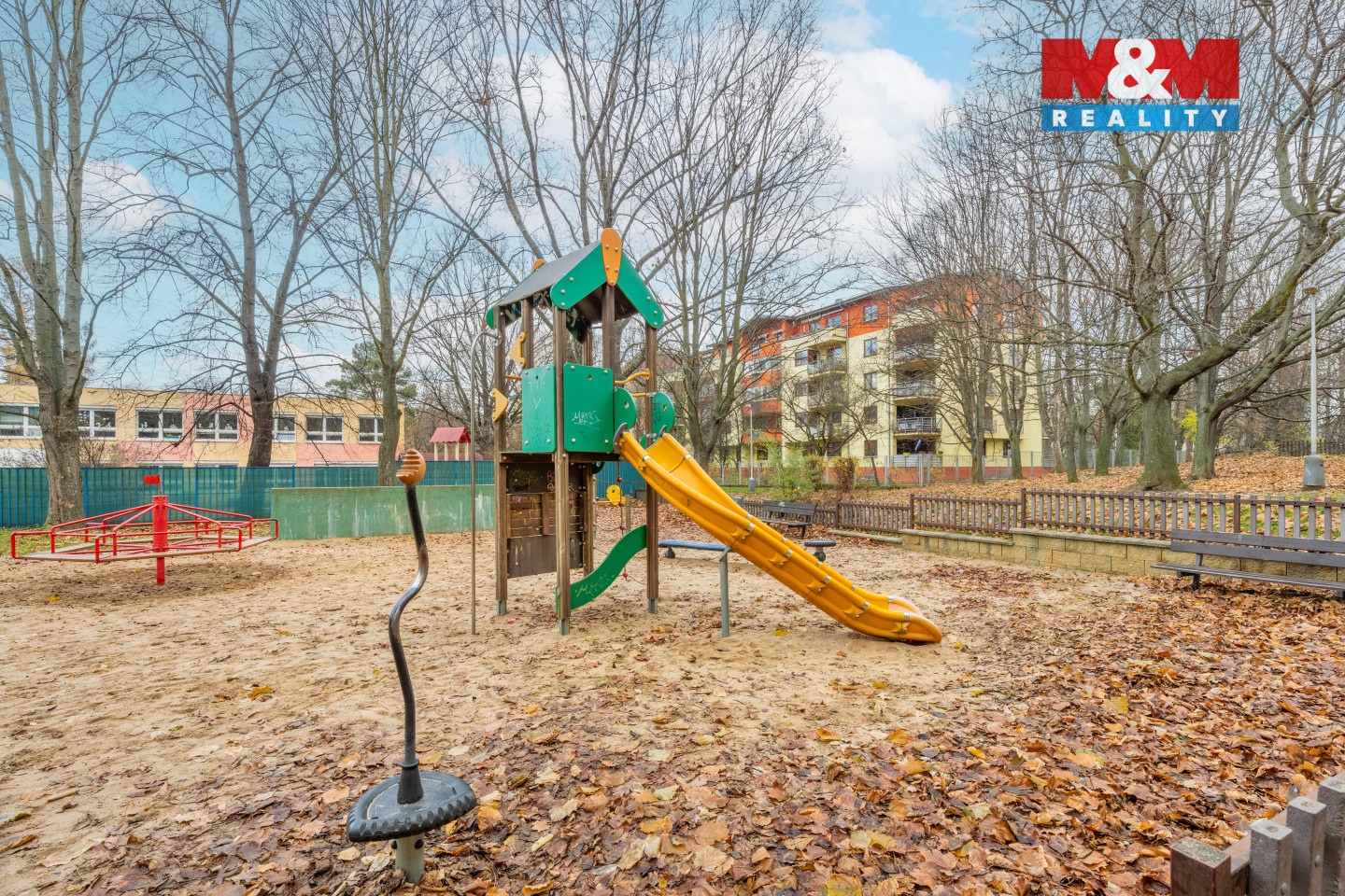 dětské hřiště u domu