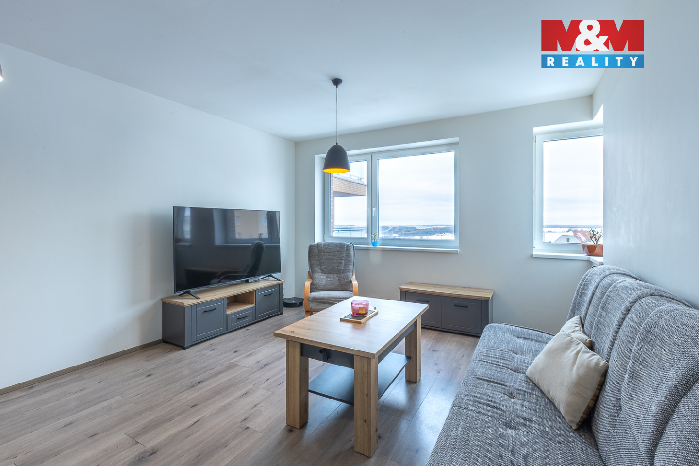 obývací pokoj s kuchyňským koutem