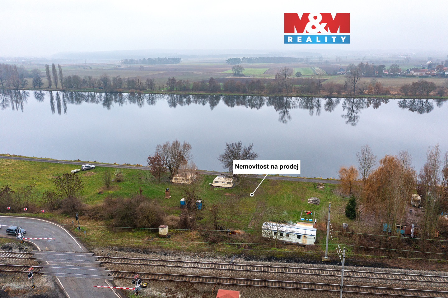 Pohled na zahradu a okolí