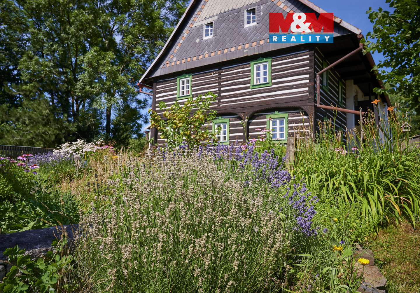 Levandule a celá roubenka.jpg