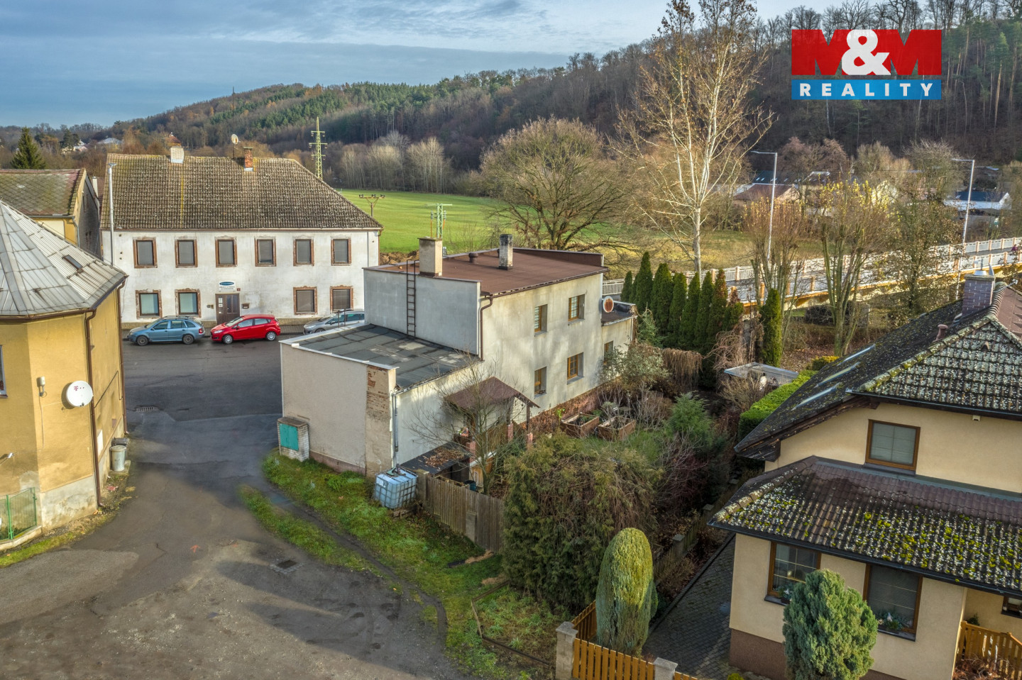 pohled na dům a okolí