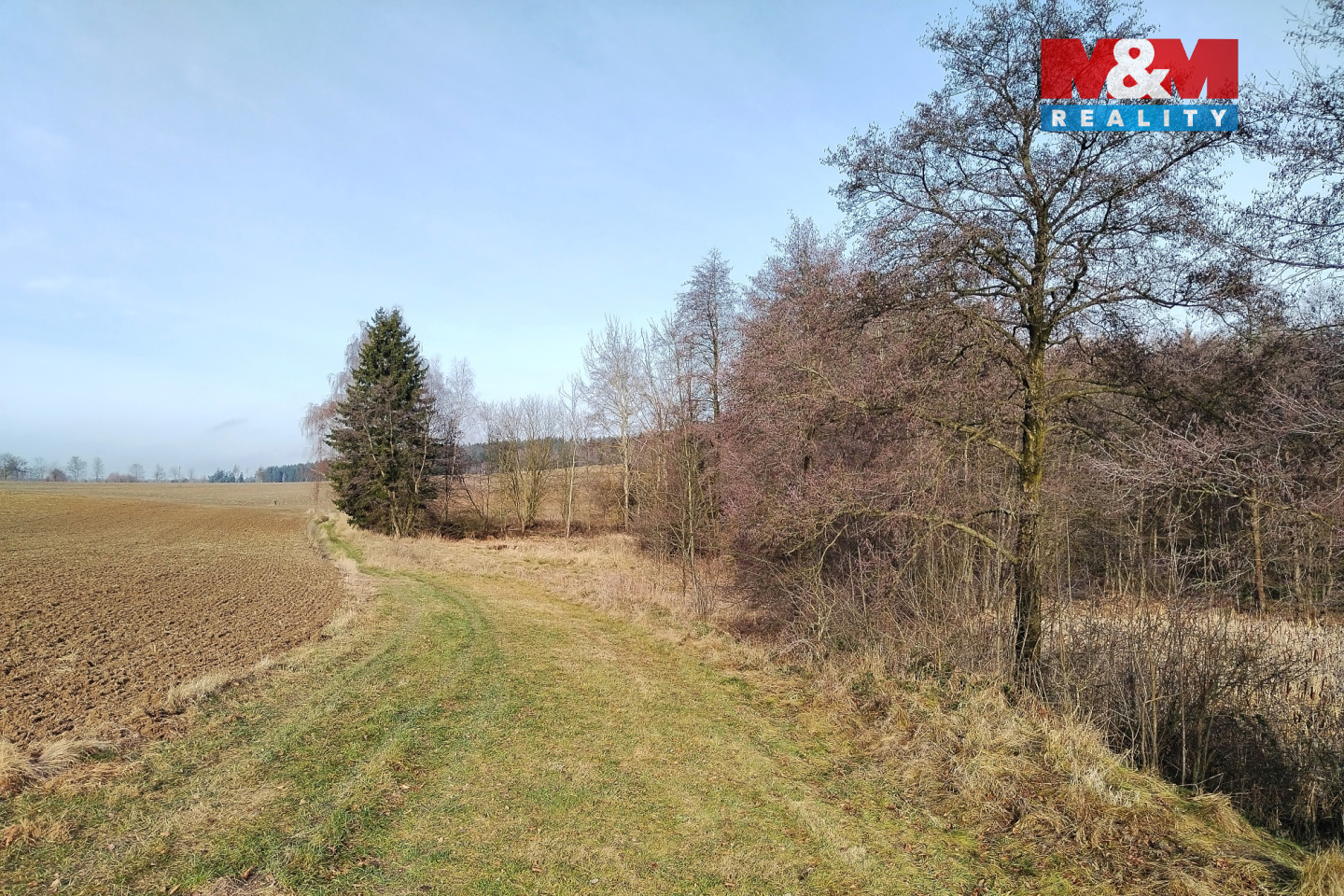 konec louky rybník vpravo.