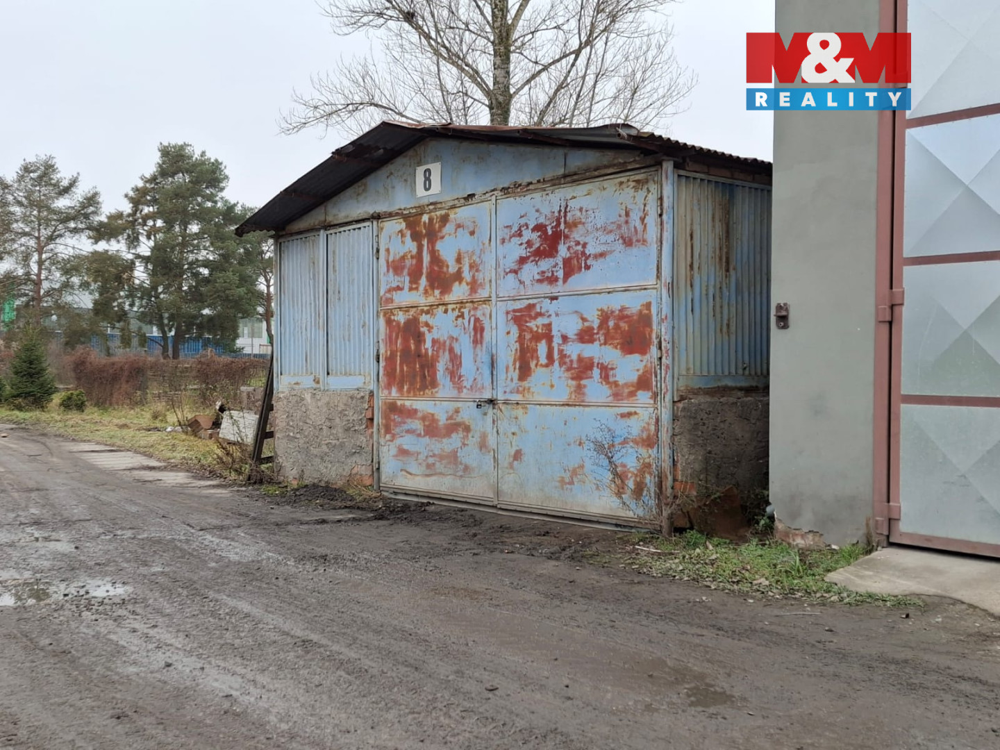 hala zvenku zavřená vrata.jpeg