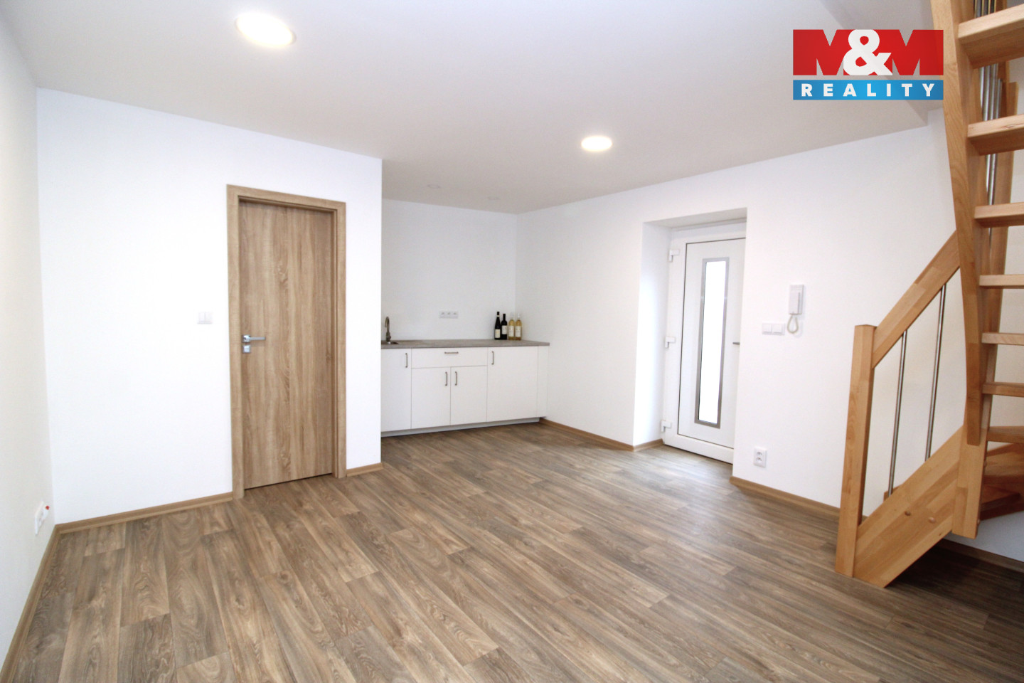 Přízemí - kancelář