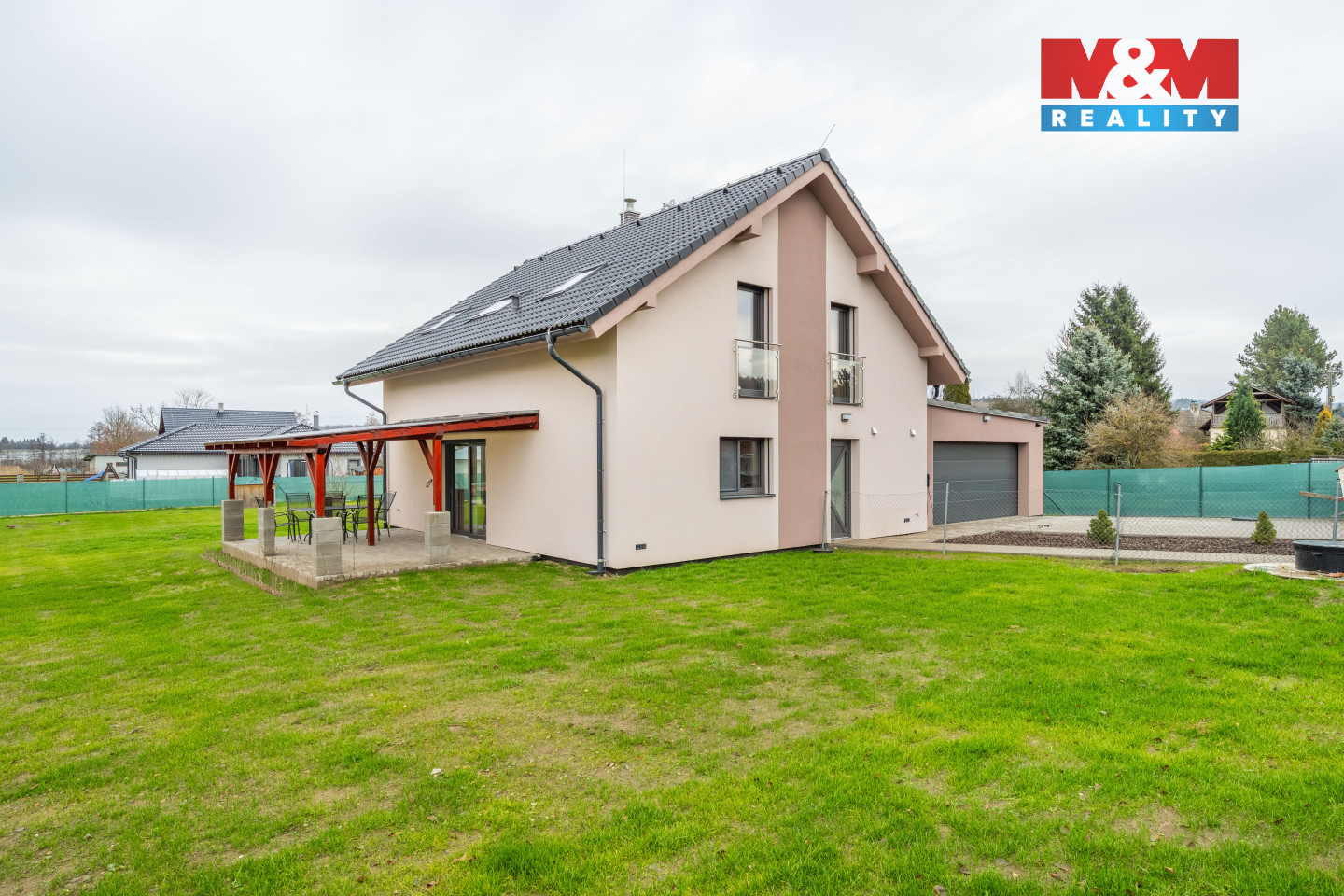 Pohled na dům zezadu.