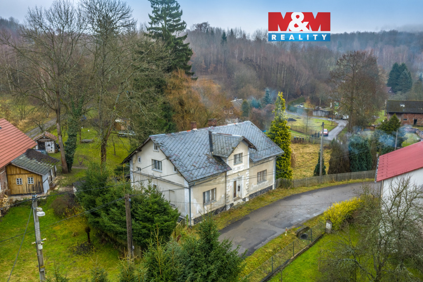 Pohled na dům a okolí