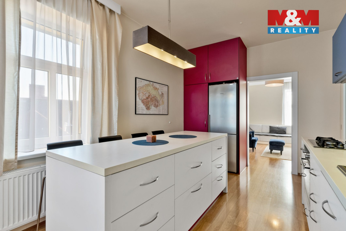 Propojení kuchyně s obývacím pokojem.jpg