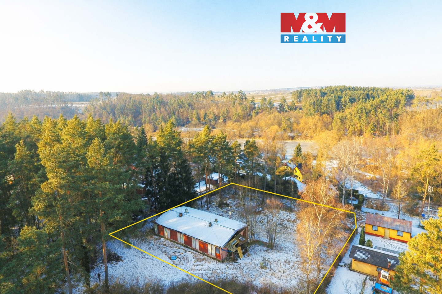 Zimní farma s červenou budovou.jpg