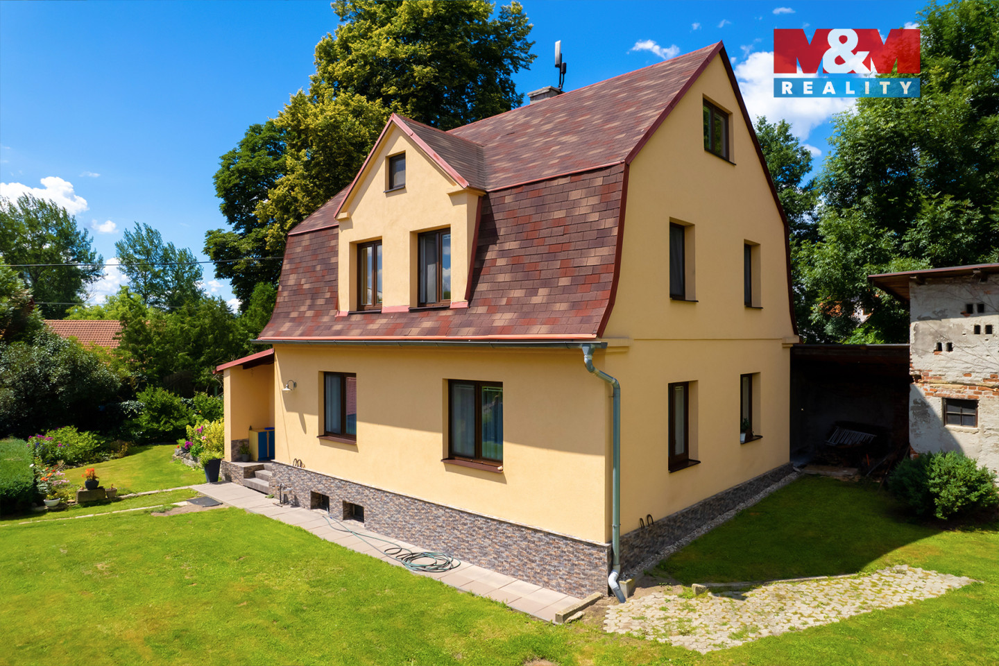 pohled na dům v létě