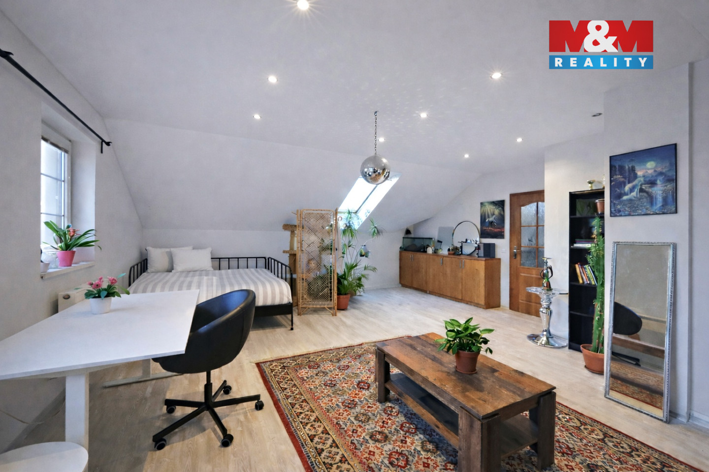 ateliér či druhý obývací pokoj v patře