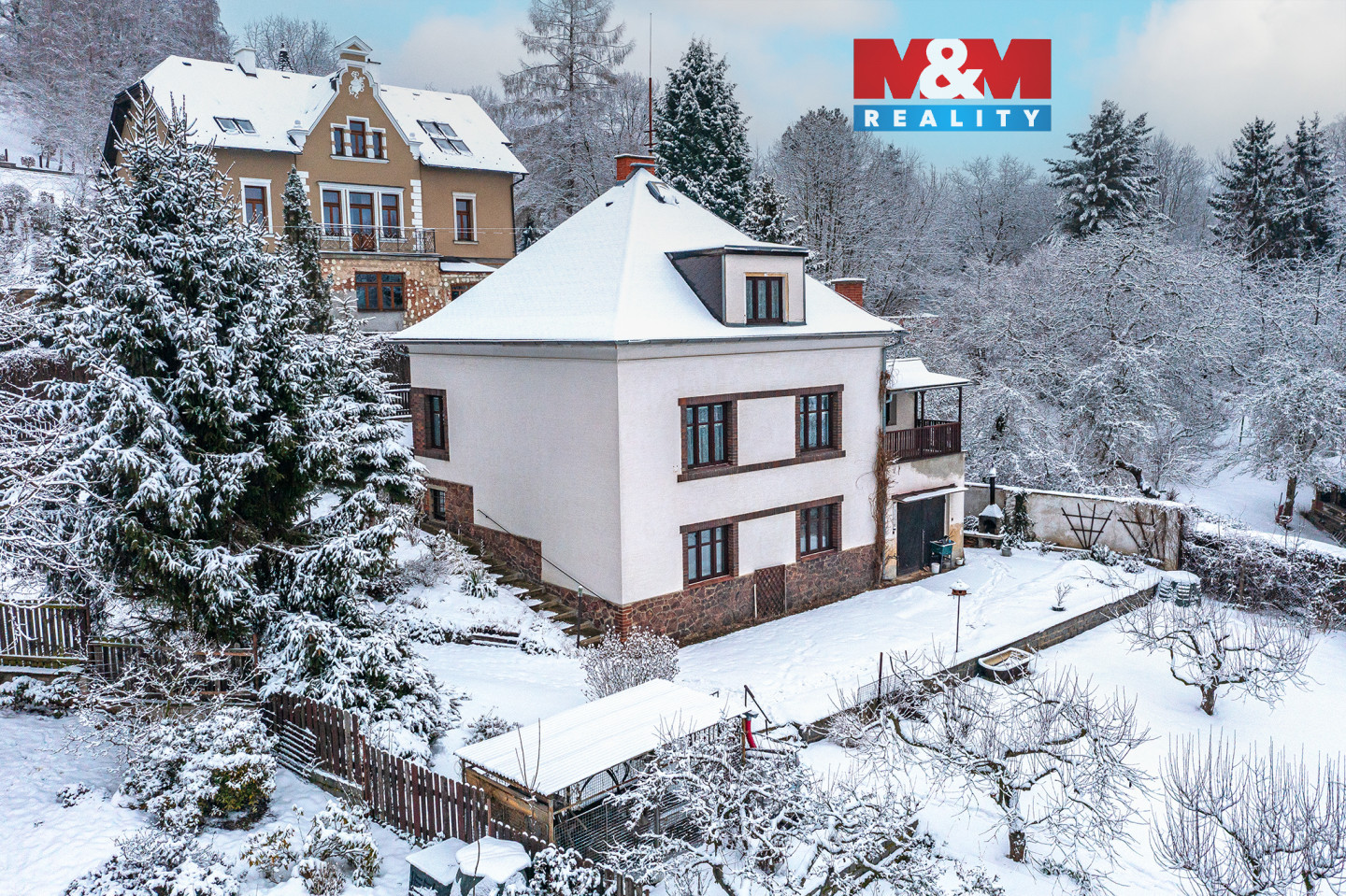 Pohled na dům a okolí