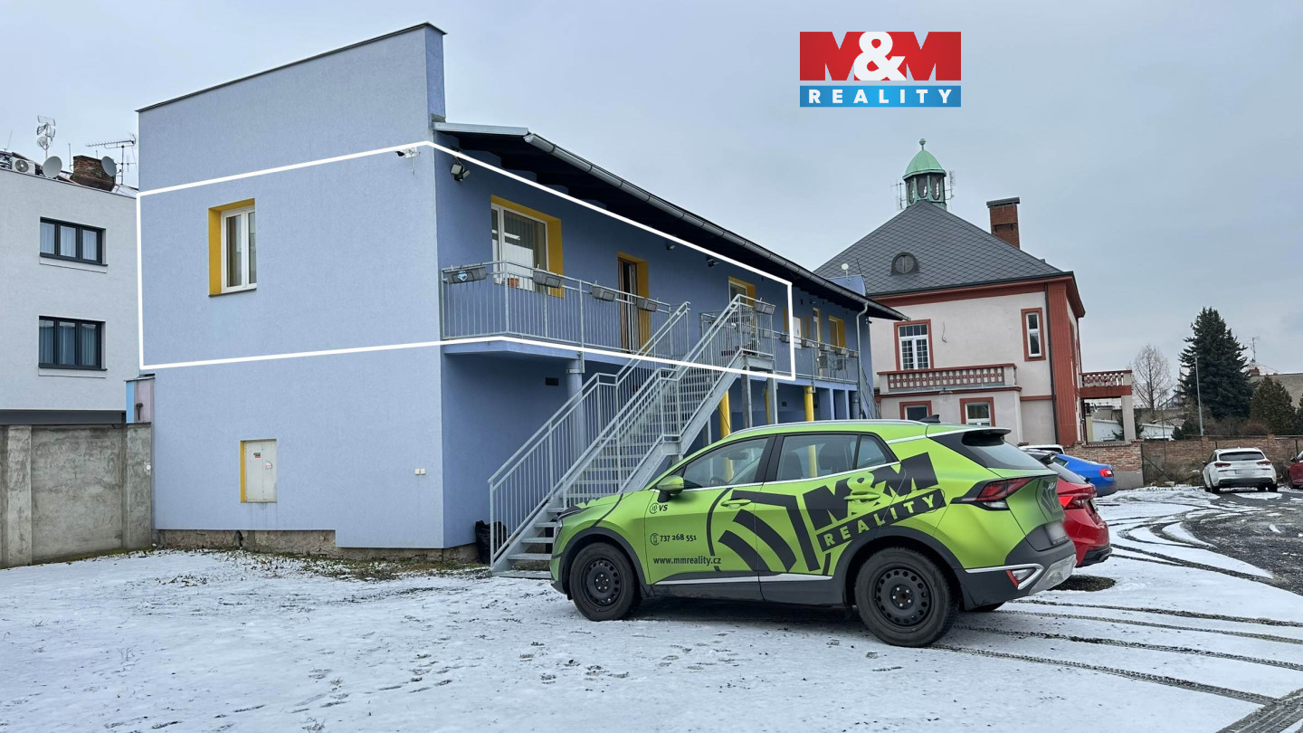 Pohled na budovu a parkování