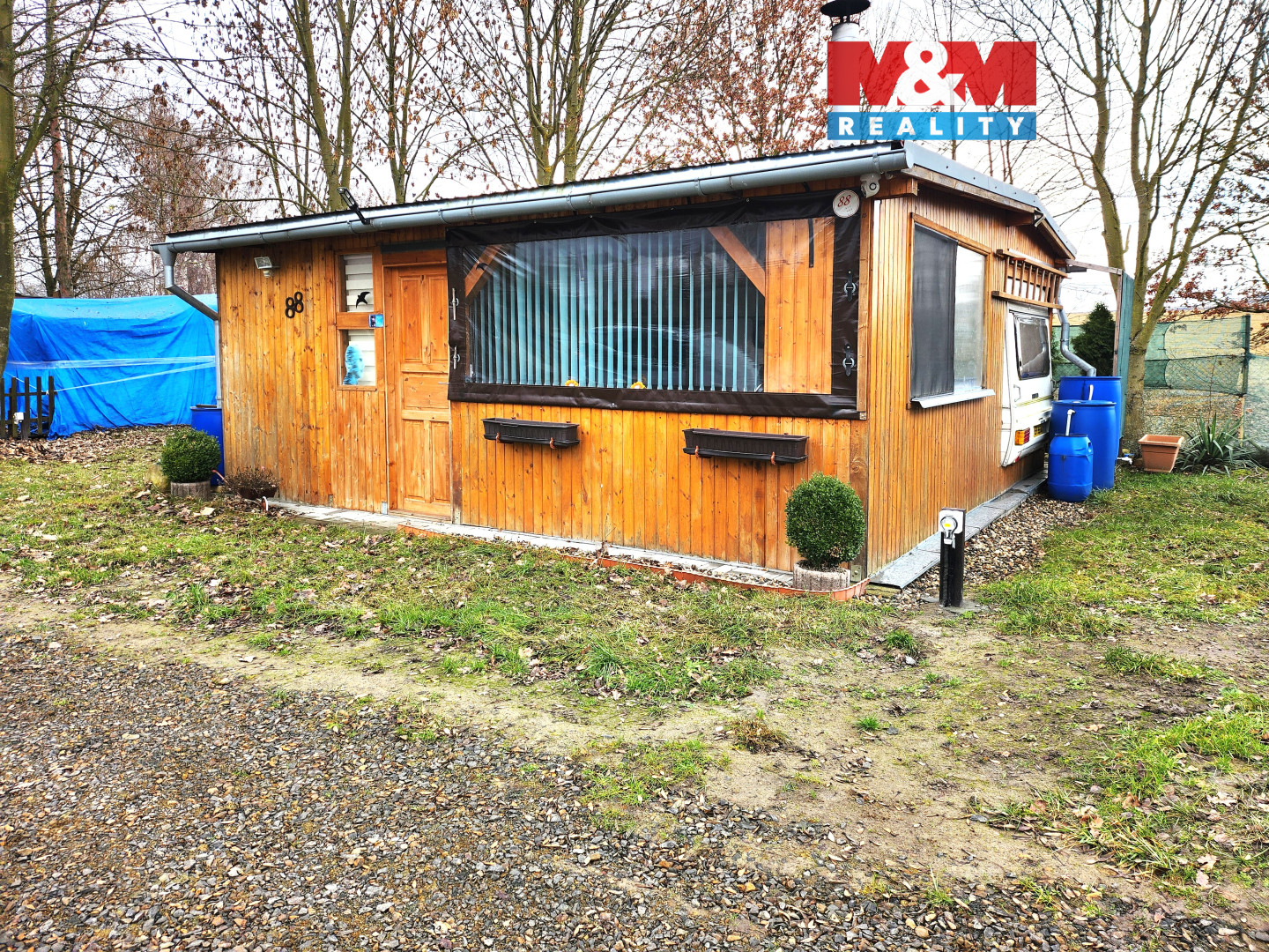 karavan s přístavbou