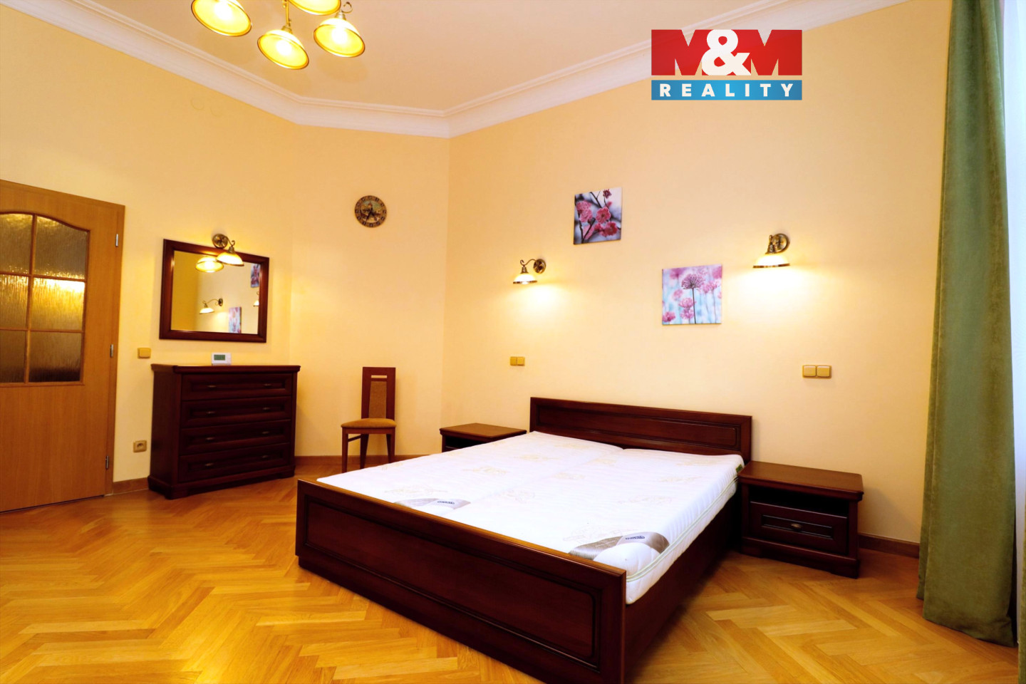 ložnice a zrcadlo světlé.jpg