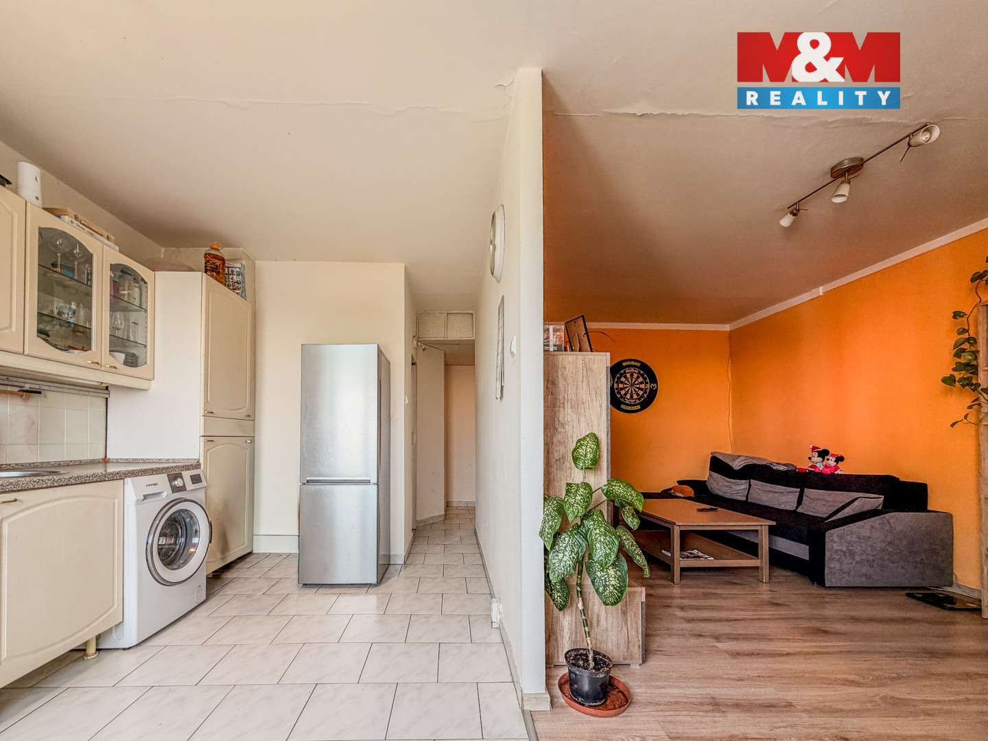 pohled na obývací pokoj a kuchyni