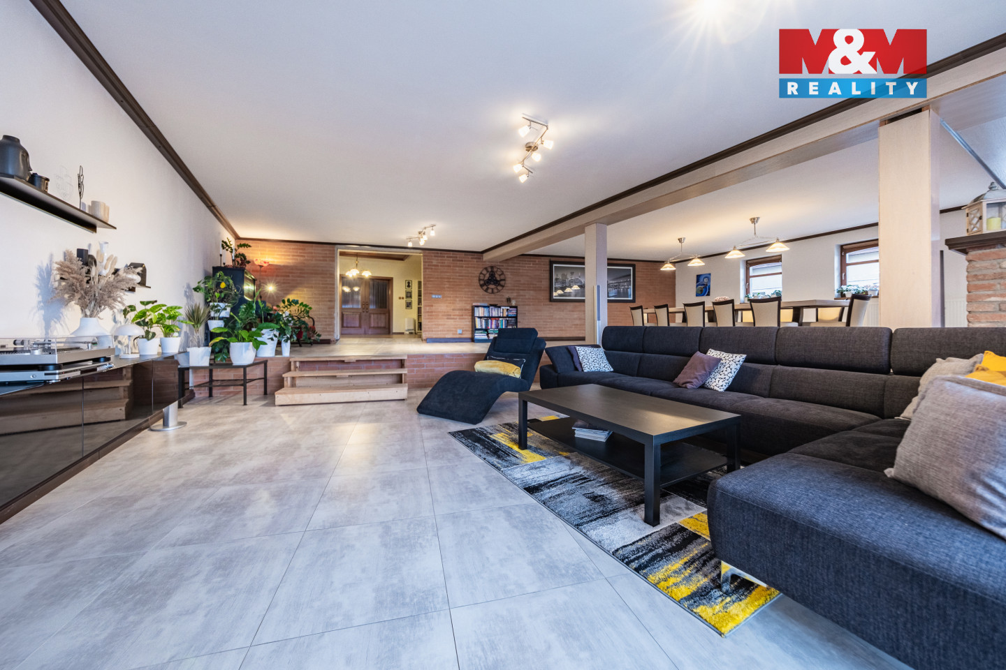 Obývací pokoj v bytě 3+1 v 1. NP