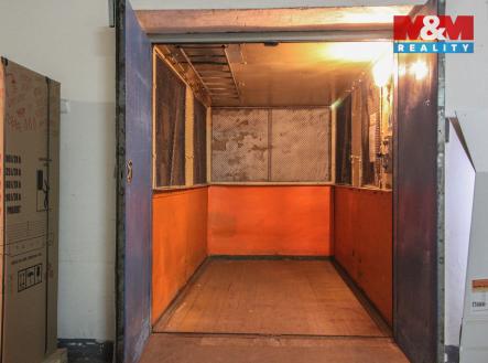 Pronájem skladovací prostor, 700 m²