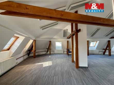 Pronájem kanceláře, 275 m²