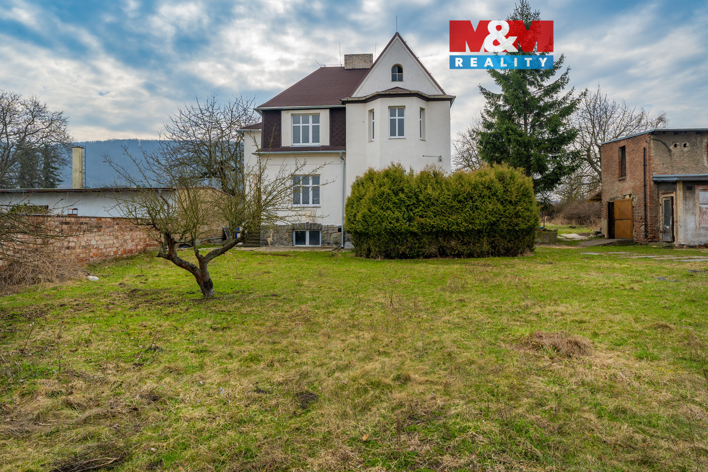 Pohled na dům a okolí