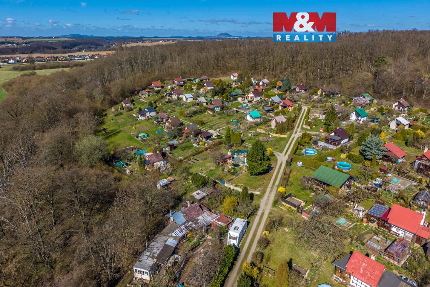 Pohled na zahrádkářskou kolonii