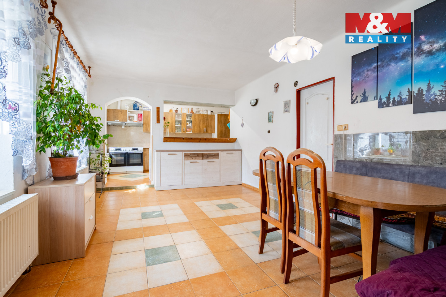 hlavní kuchyně s jídelnou