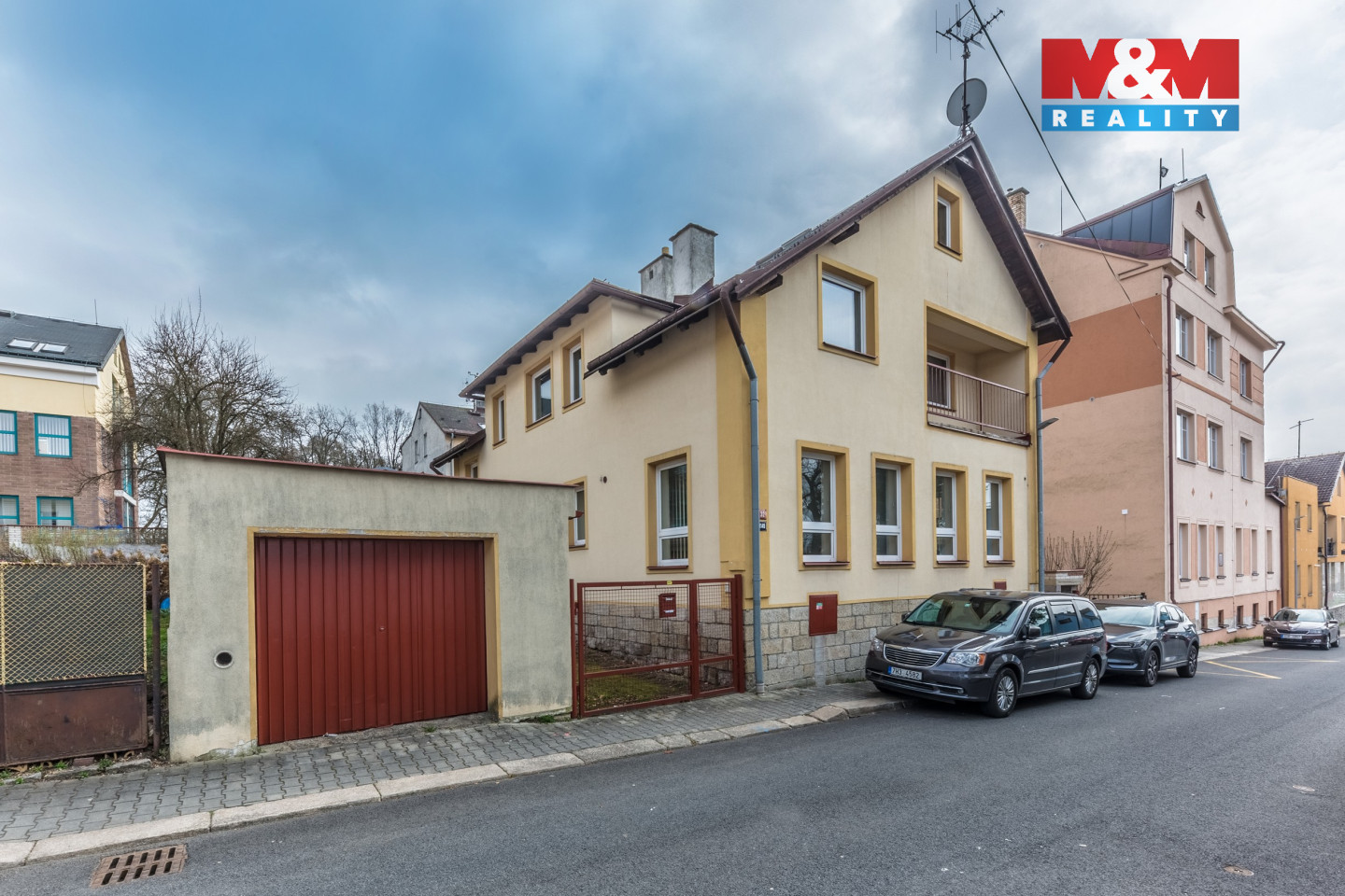 Pohled na dům s garáží