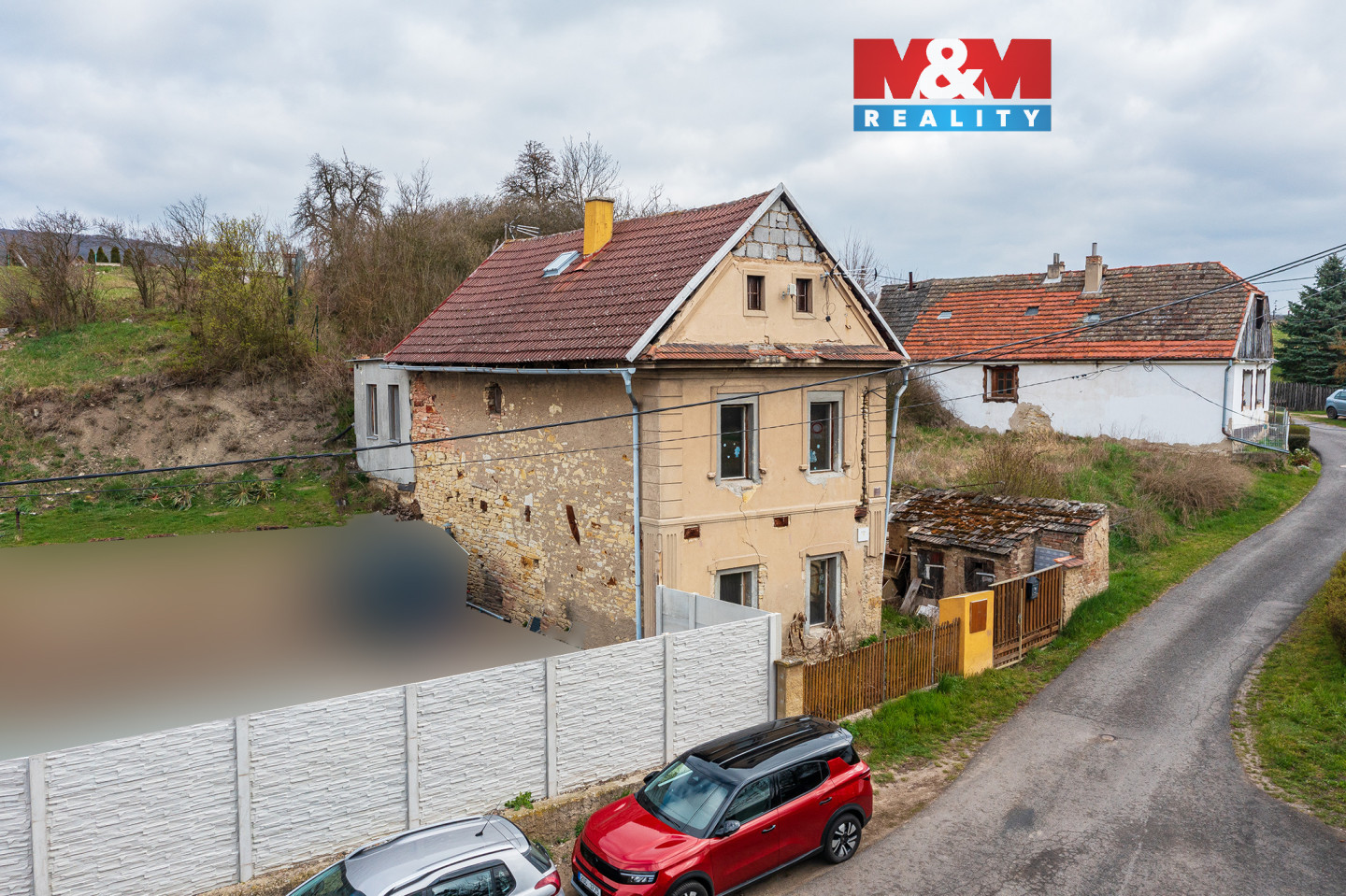 Pohled na dům a okolí