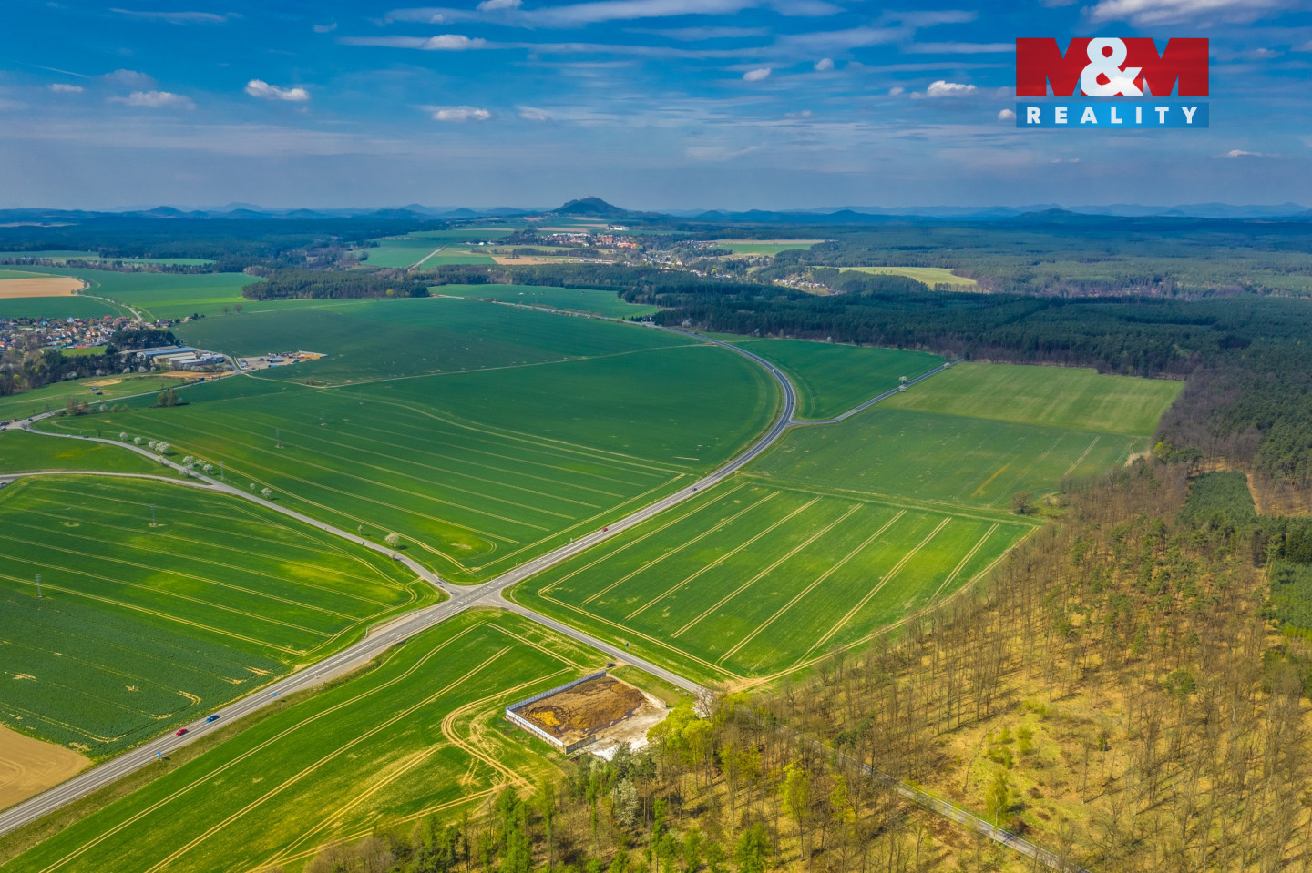 pohled na křižovatku u které pozemky leží