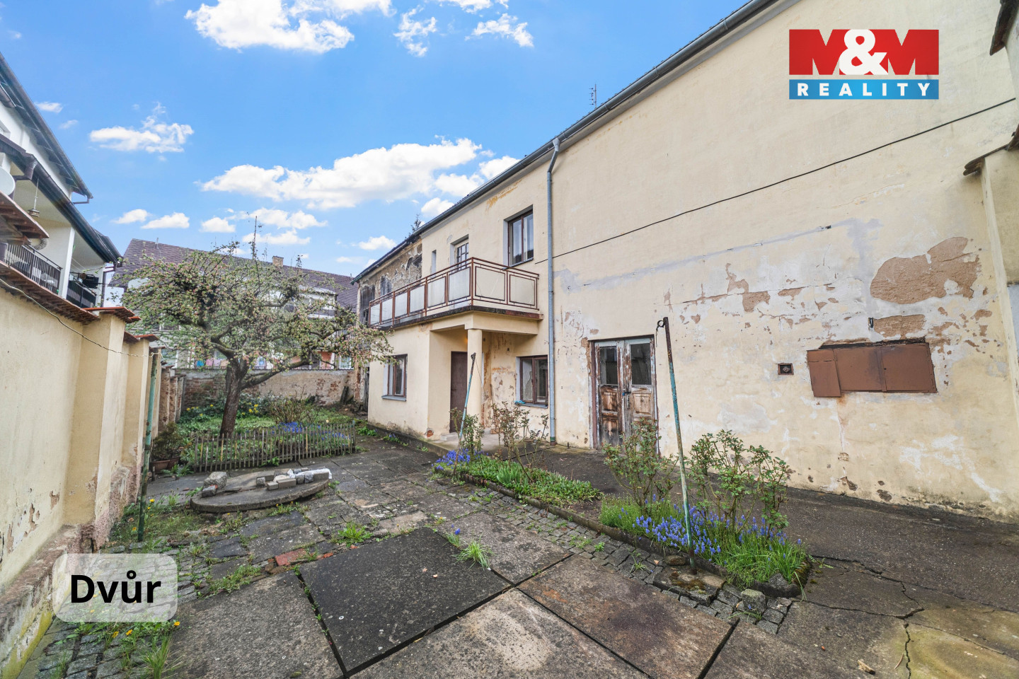 Dvůr.jpg