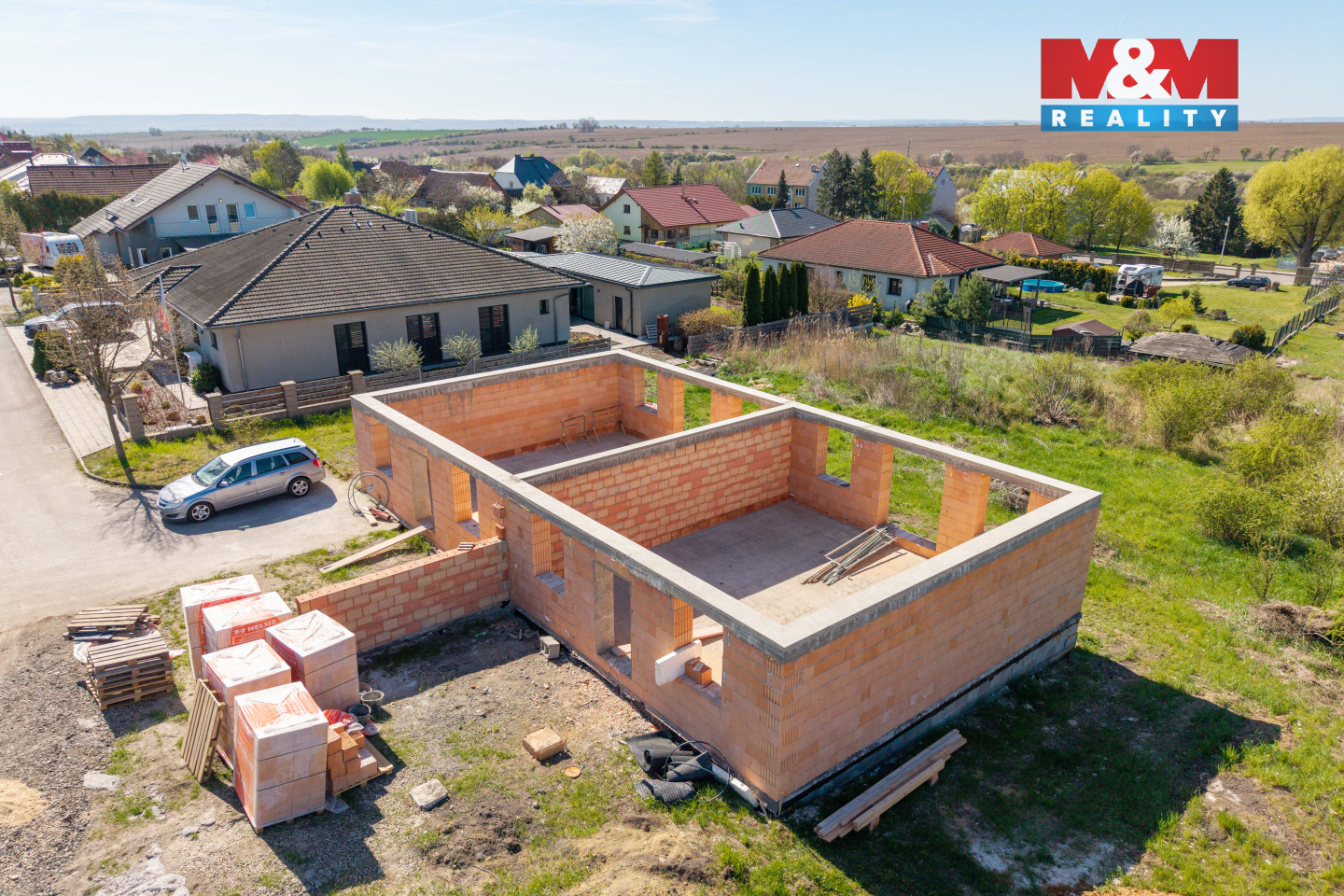 Pohled na nemovitost a okolí