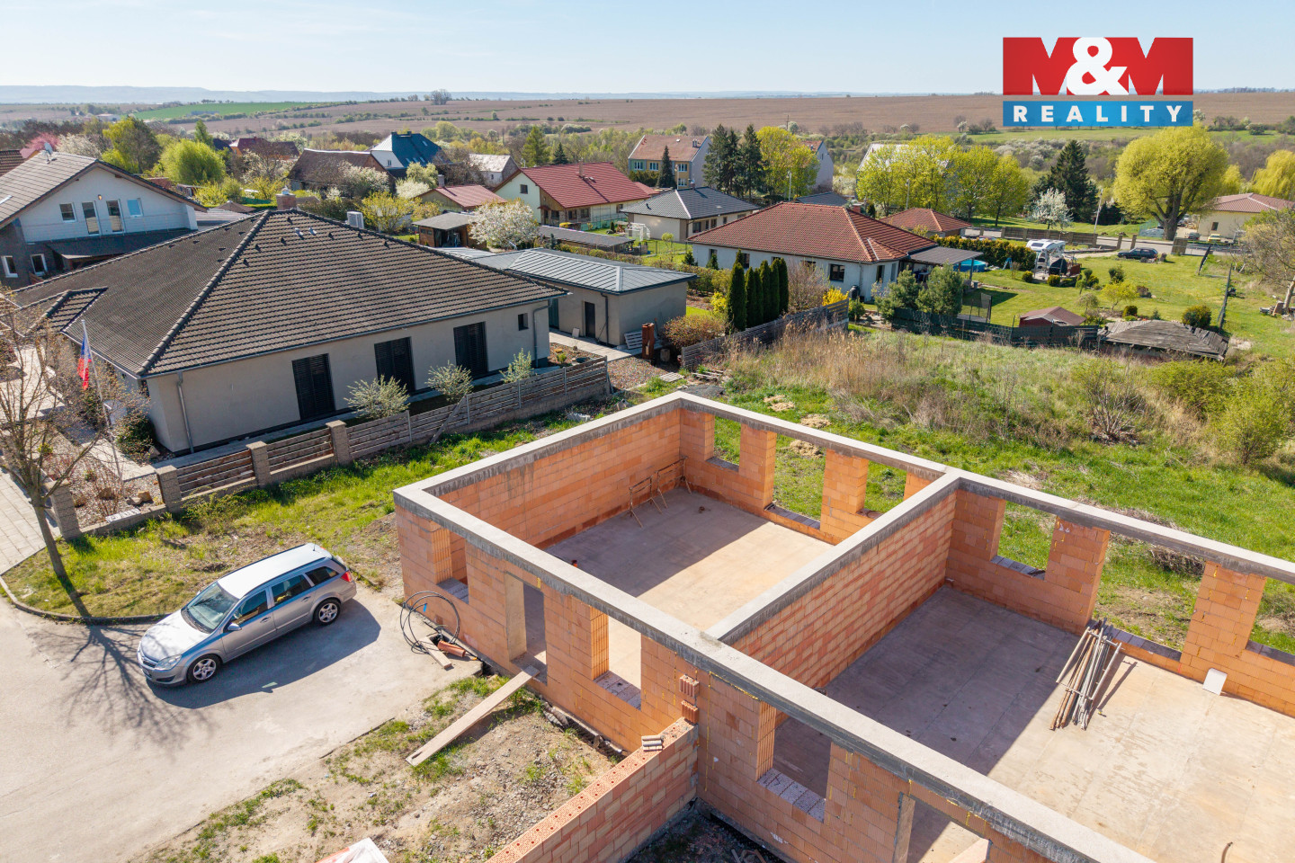 Pohled na nemovitost a okolí