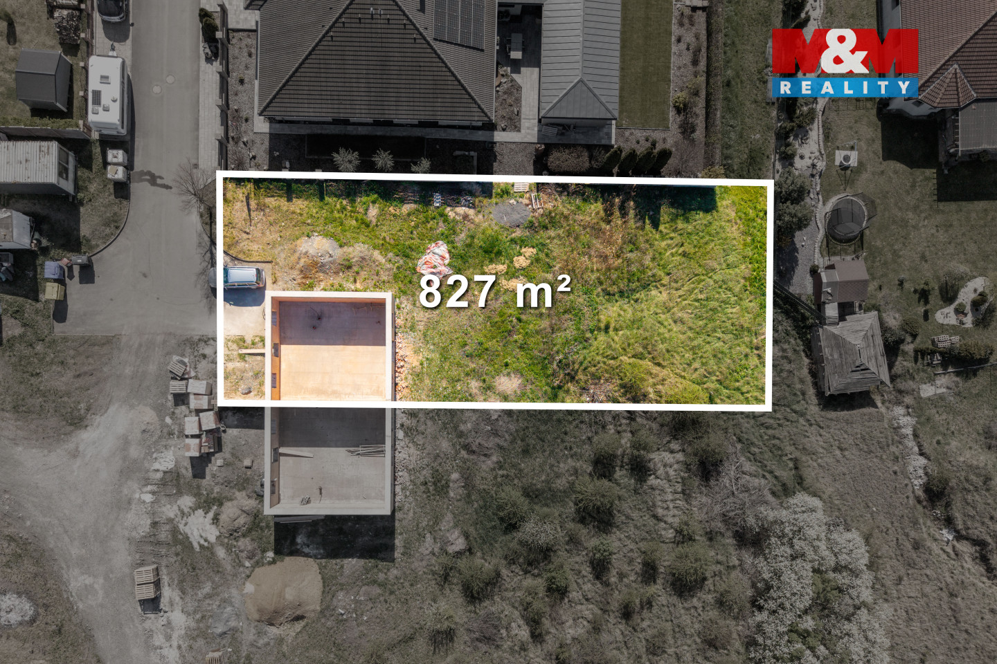 Pohled na nemovitost a okolí