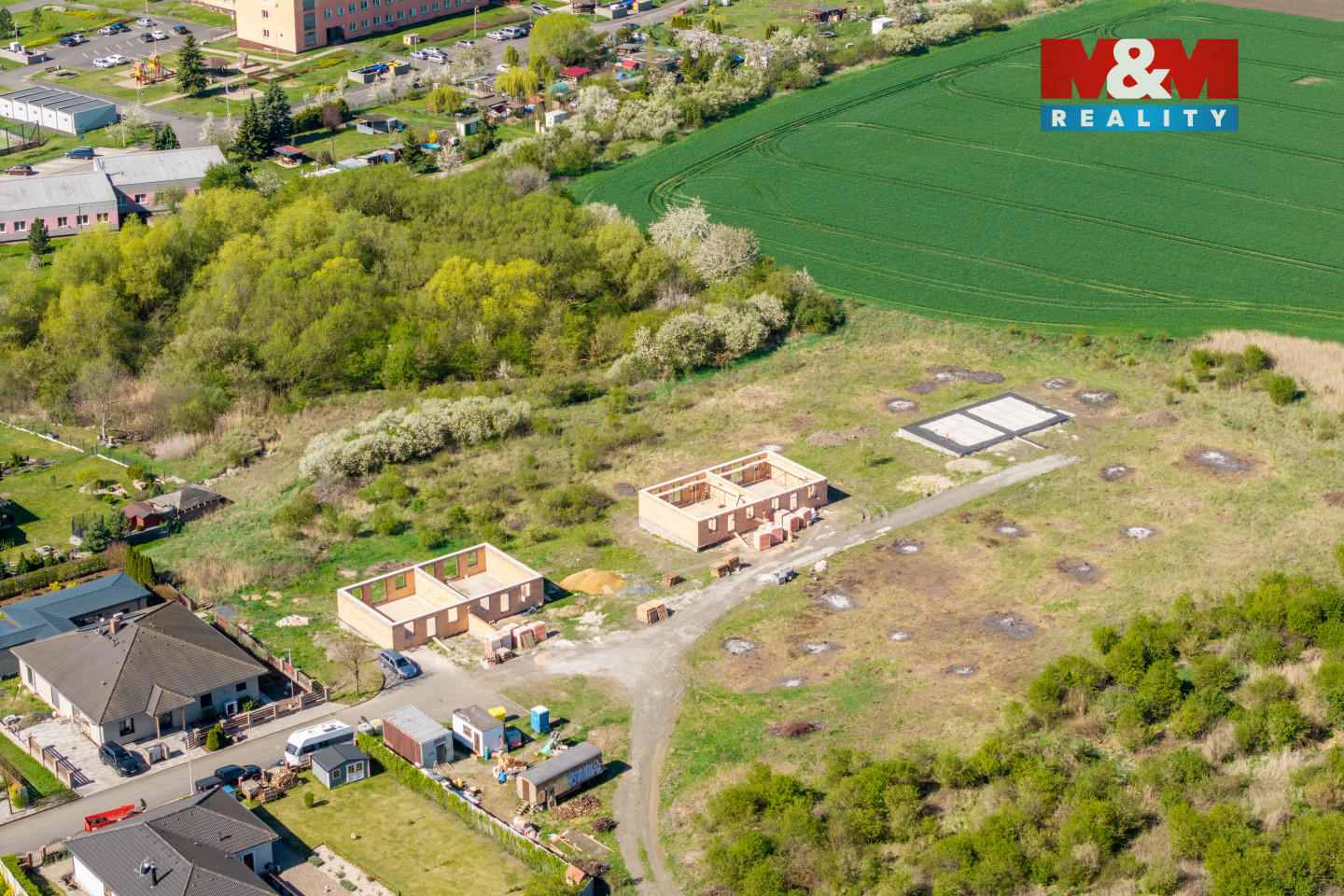 Pohled na nemovitost a okolí