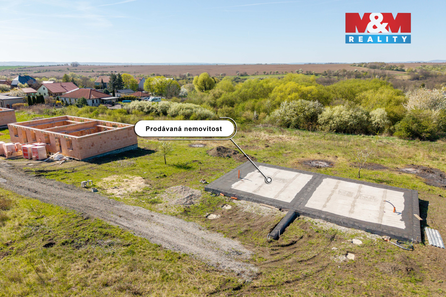 Pohled na nemovitost a okolí