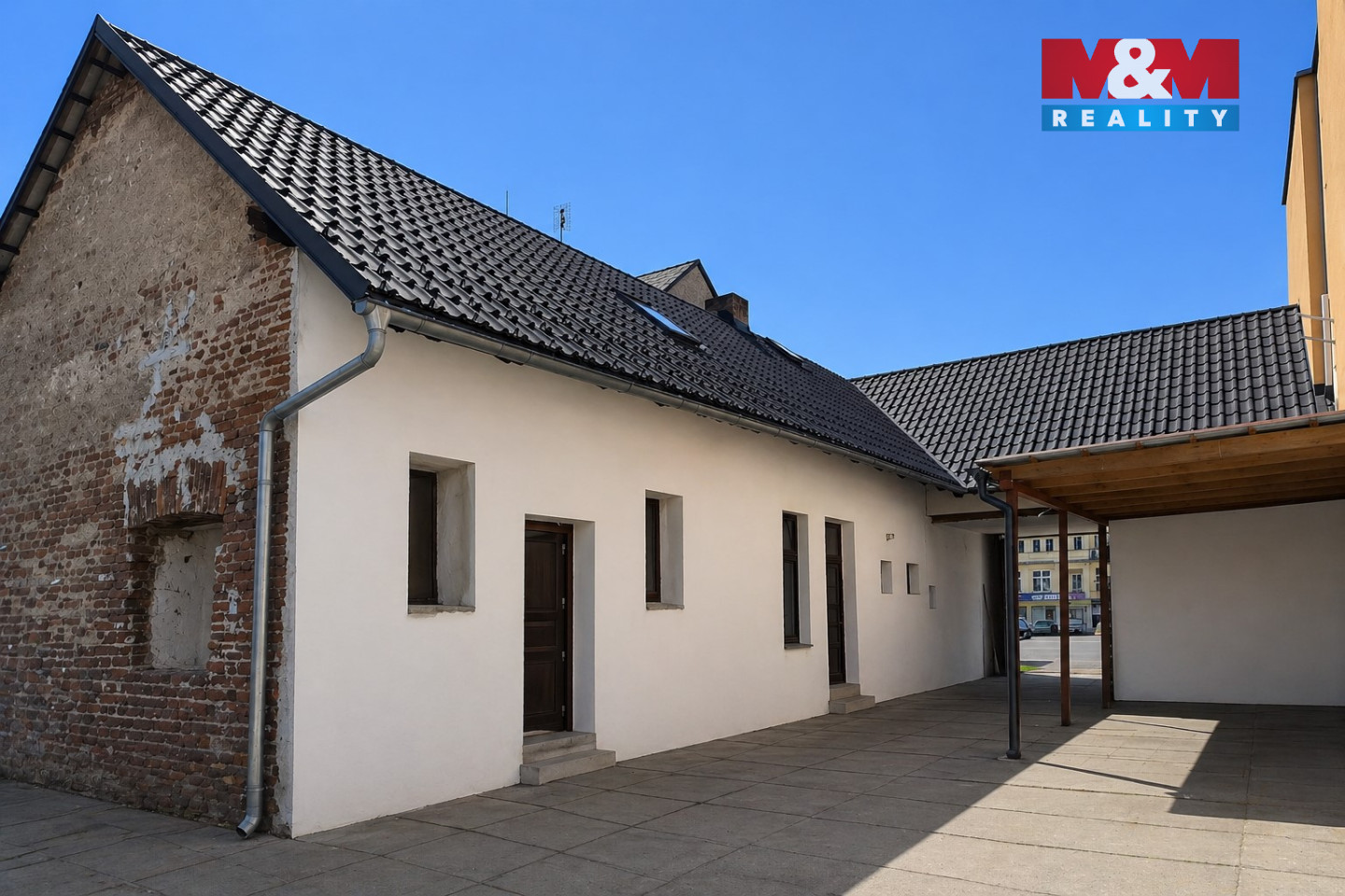 Pohled ze dvora, částečná rekonstrukce