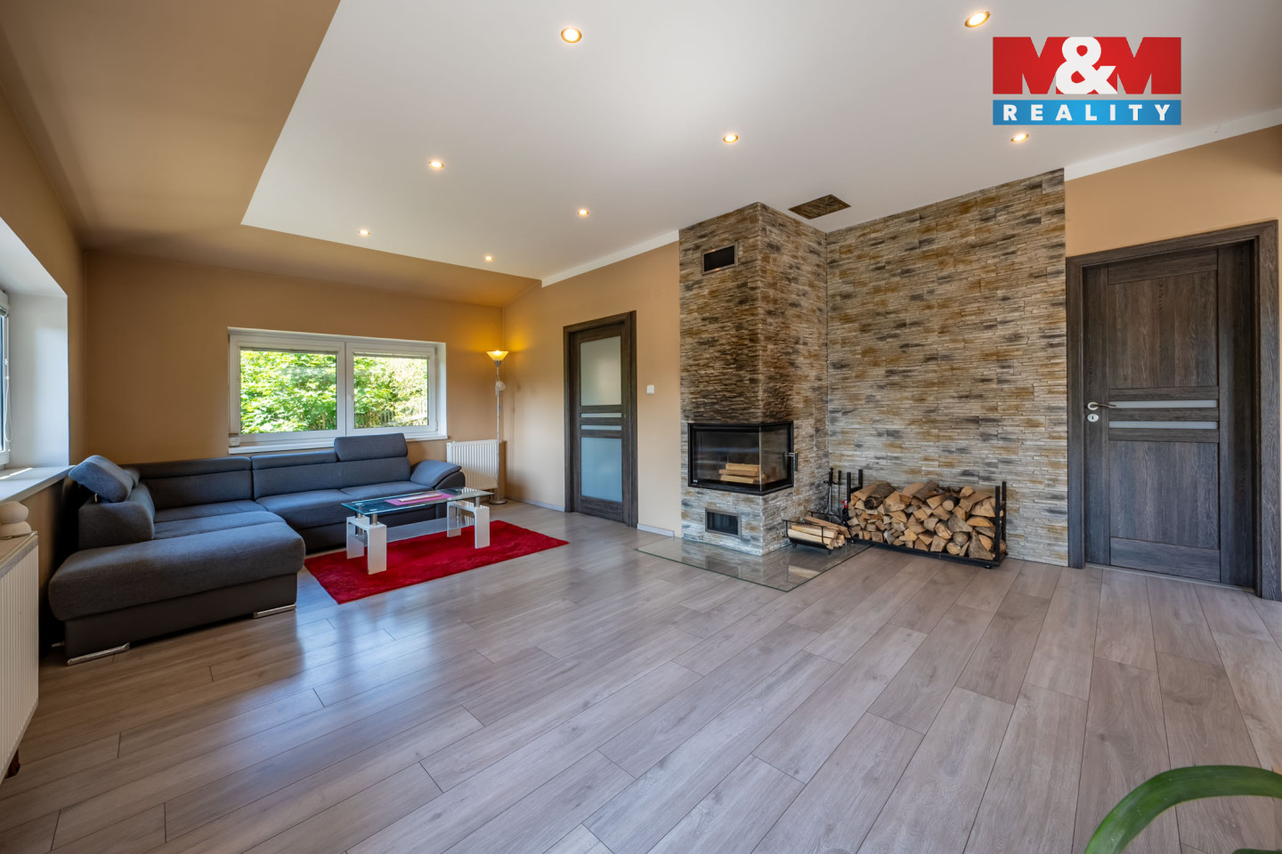 Obývací pokoj s krbem bytu 2+kk 108 m² 