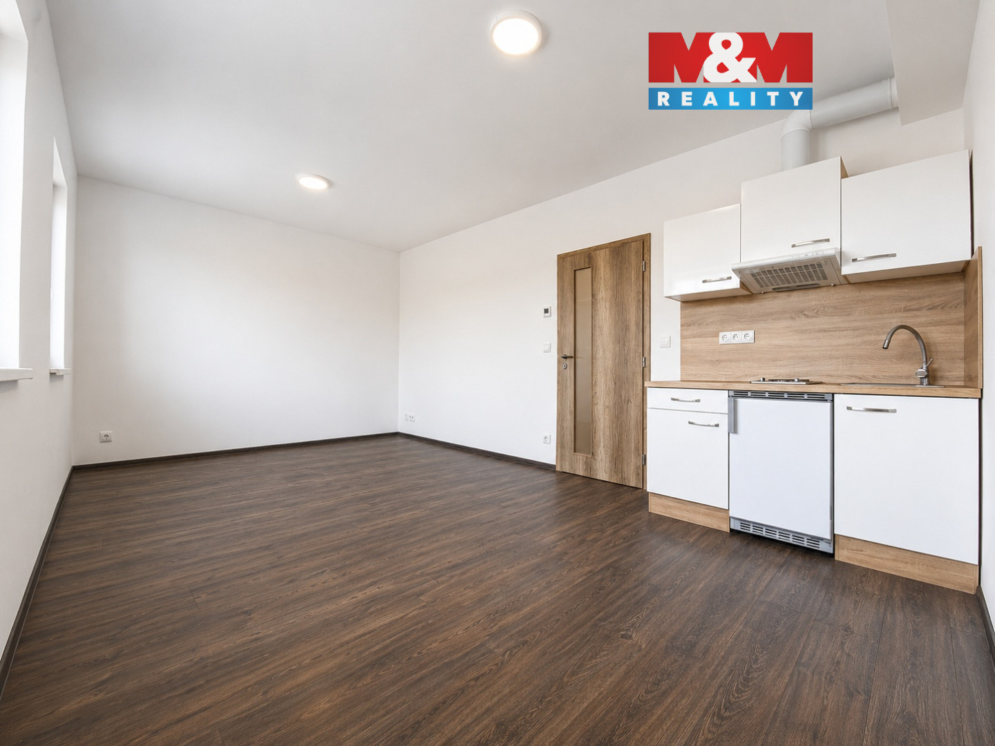 wide_angle_interior_photo_of_a_small_modern_empty.jpg