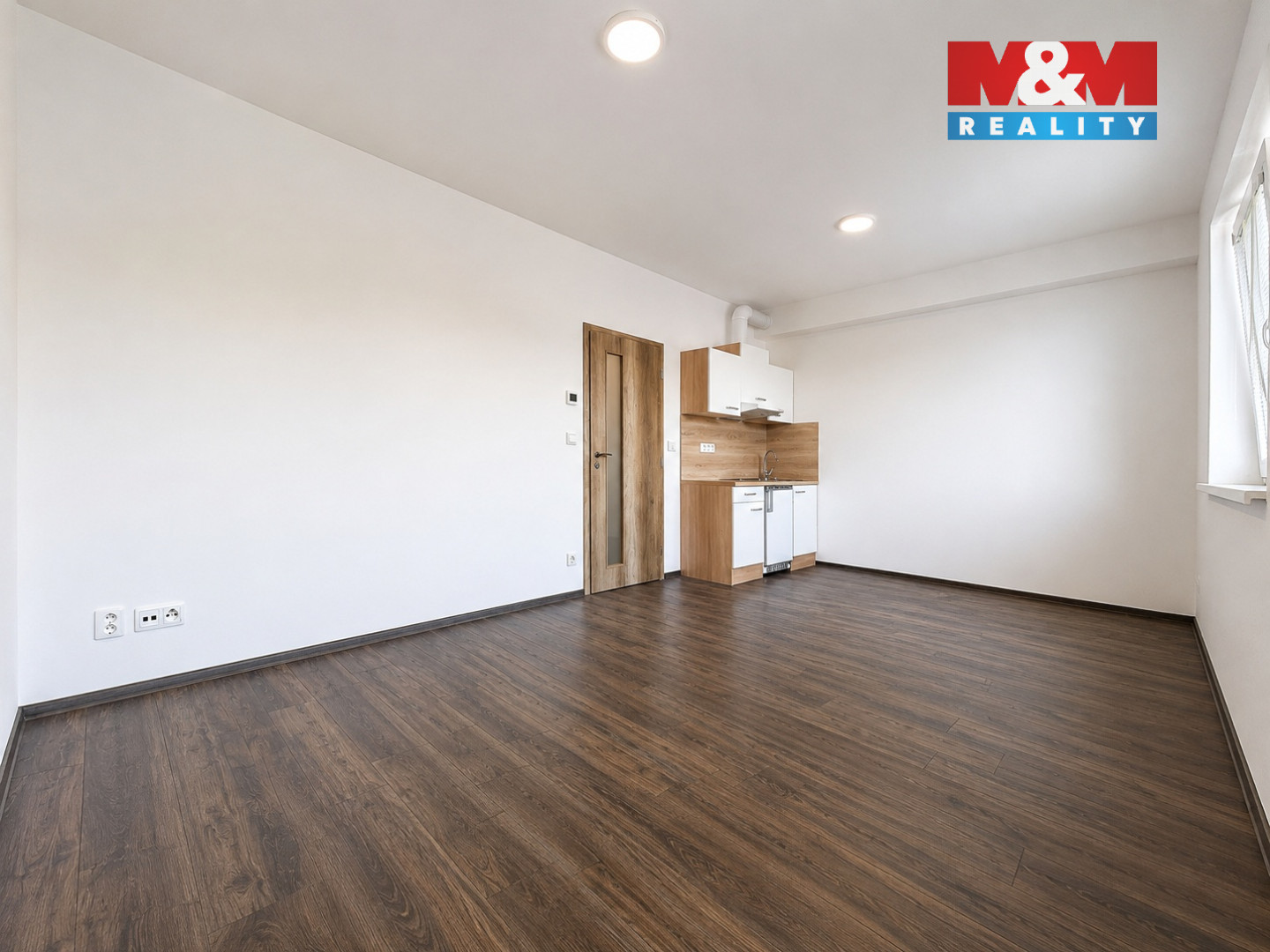 wide_angle_interior_photo_of_an_empty_modern_studi.jpg