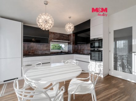 Prodej domu- mezonetové bydlení 5+kk, 112 m2, terasa, Ořech