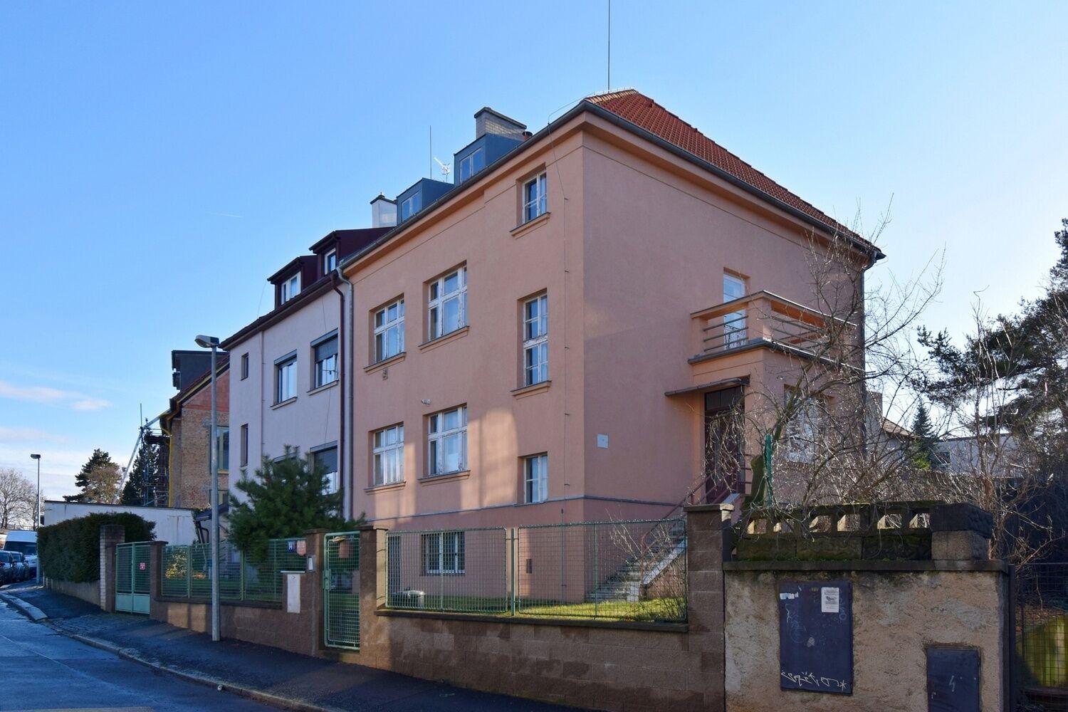 Zařízená garsonka v RD u metra Skalka, Praha 10