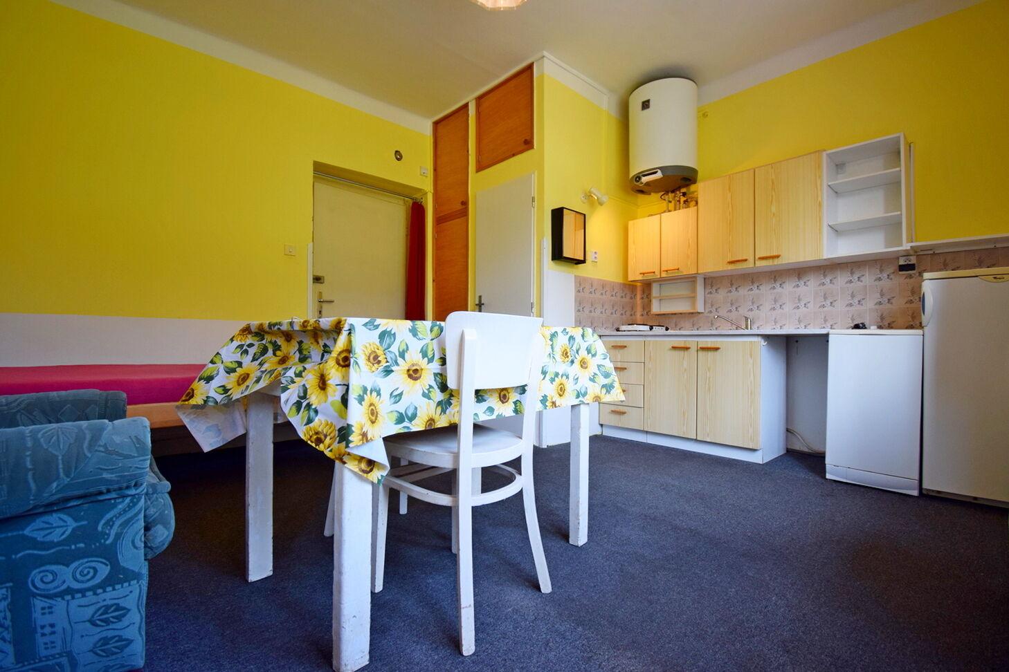 Zařízená garsonka v RD u metra Skalka, Praha 10