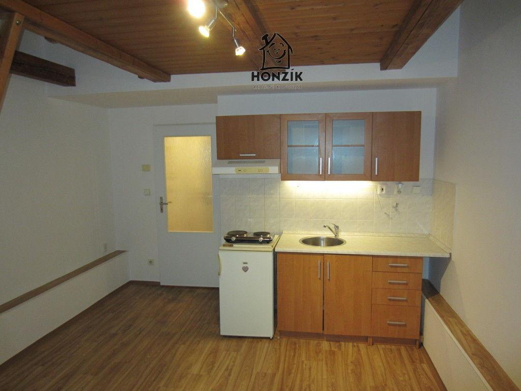 Nový půdní byt 1+kk, 22 m2, P9 Vysočany, ul. Novovysočanská