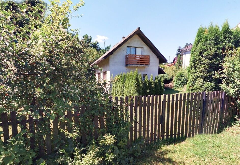 Zděná rekreační chata se zahradou 1188 m2 na okraji Srbína u Mukařova