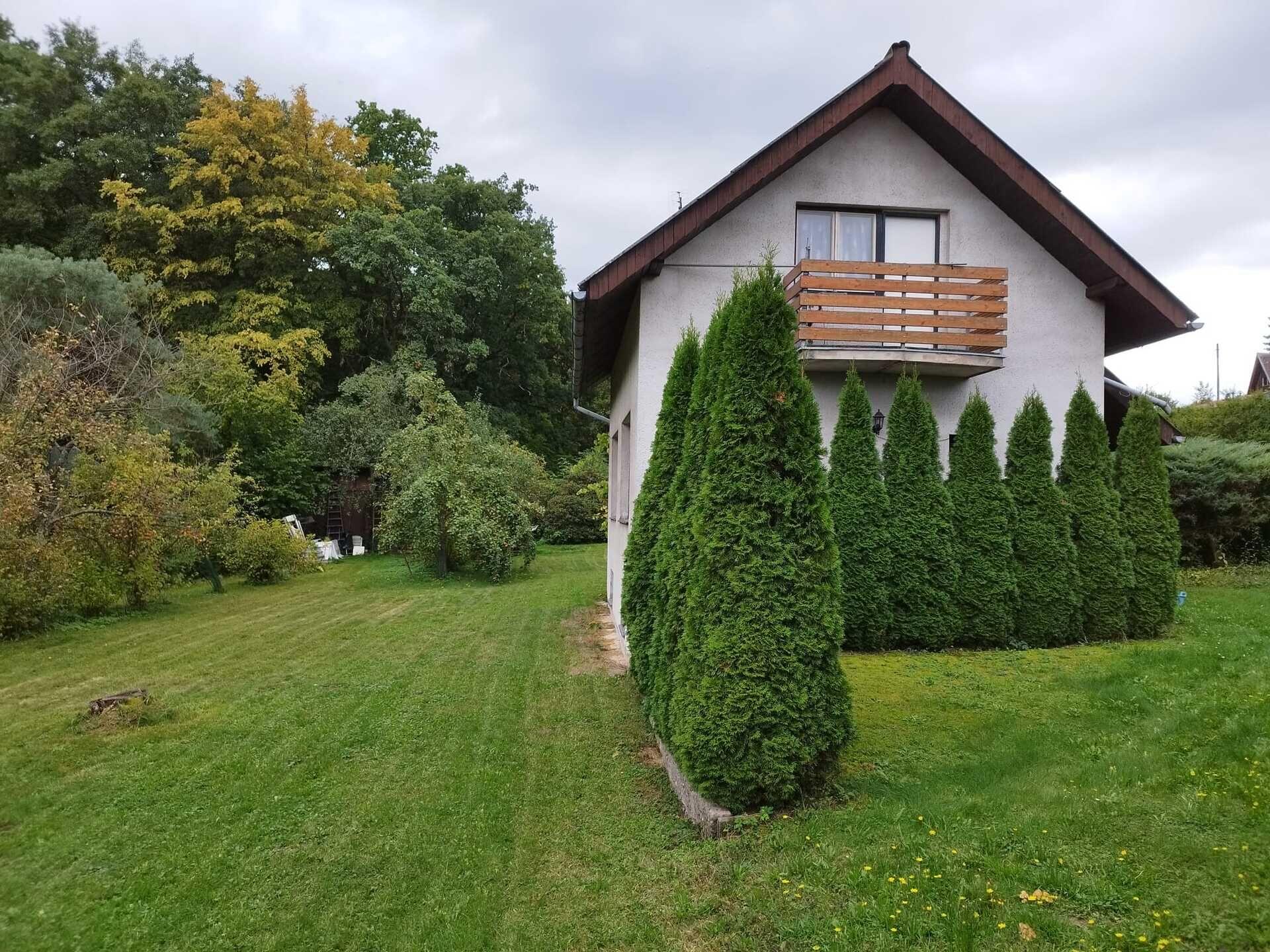 Zděná rekreační chata se zahradou 1188 m2 na okraji Srbína u Mukařova