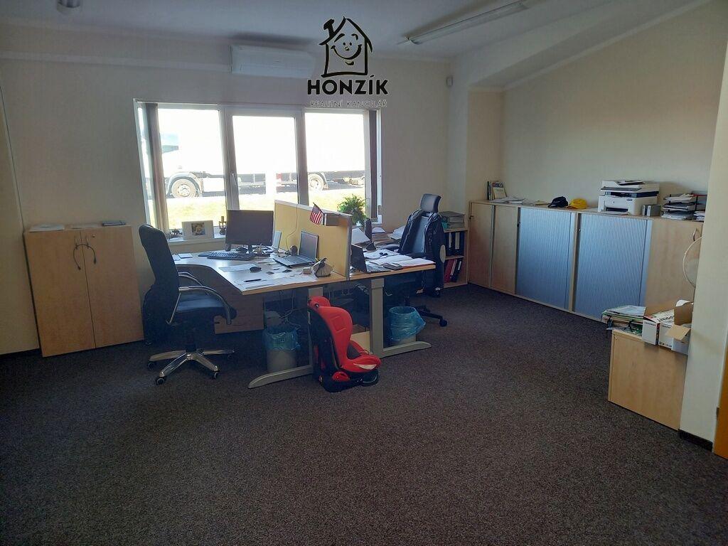 3 samostatné kanceláře 74m2+sklad 6m2+park. plocha 2000m2 v admin. areálu sousedícím s D1, P- Východ