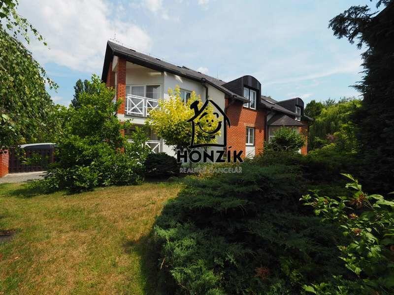 Rodinný dům 6+1/2xB, G, terasa, UP 560 m2, pozemek 877 m2, Praha 10 Uhříněves