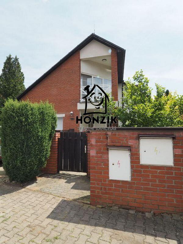 Rodinný dům 6+1/2xB, G, terasa, UP 560 m2, pozemek 877 m2, Praha 10 Uhříněves